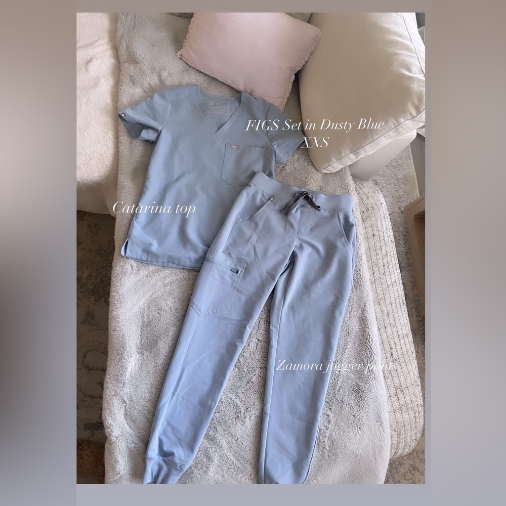 FIGS Dusty Blue scrub set in XXS 💙